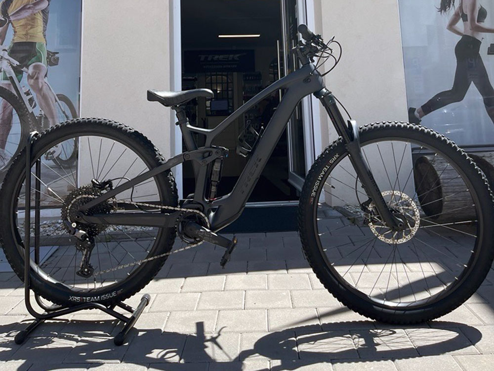 Trek-Fuel-EXe-9.5-černé-Flystork.cz-1000x750